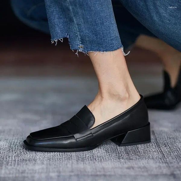 Vestido sapatos para mulher 2024 calcanhar baixo elegante calçados de verão femininos pretos de couro de couro normal de dedão quadrado com desconto chique