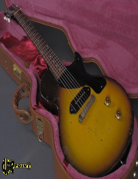 1957 Junior Tobacco Sunburst scuro marrone scuro Relificia pesante Electric Codice a taglio singolo 1 pezzo NOTTO NESSUNA SCARFA PACCIA P90 CANE P2405937