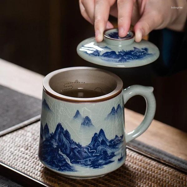 Cups Saucers Verkauf Jingdezhen Blau -weißer Keramik Tee Making Cup Office Filter Tumbler mit Deckel Haushalt Getränke Griff Single Becher