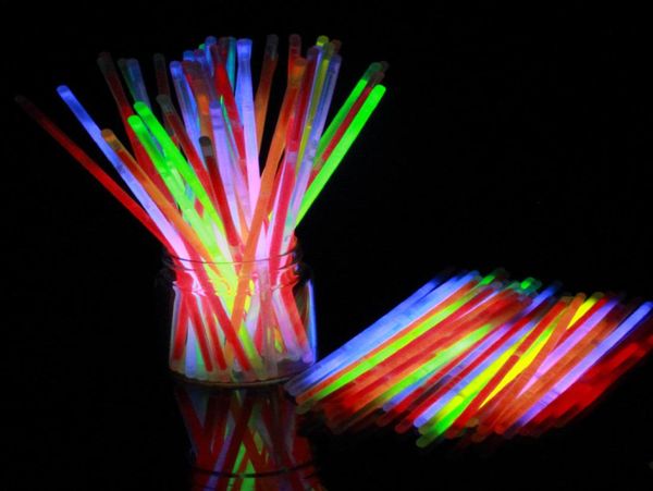 Braccialetti fluorescenti 50pcsset bastoncini per giocattoli per illuminazione lampeggiante per le feste di celebrazione natalizia cerimonia prodotto Prodotto 9374231