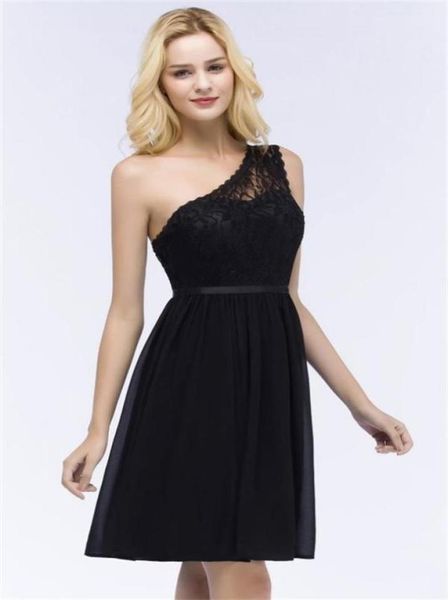 Kurze schwarze Brautjungfernkleider Chiffon Aline Spitze OneShoulder Homecoming -Kleider mit Sash9453393