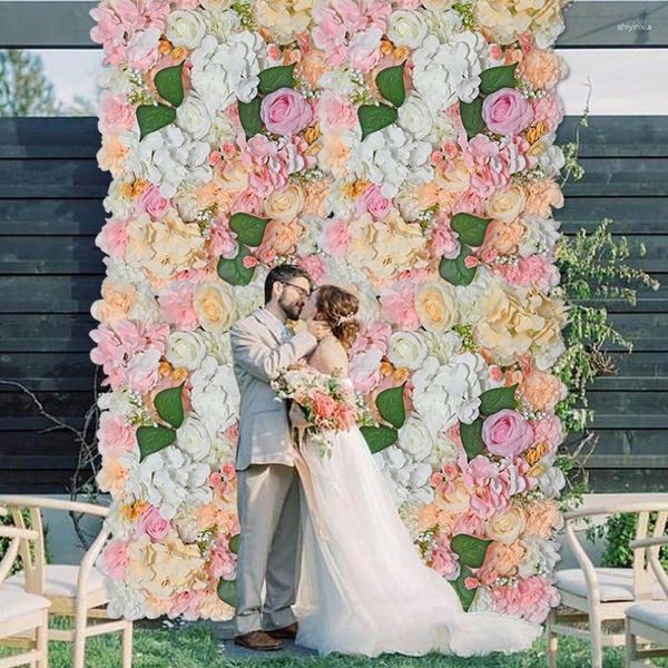 Dekorative Blumen künstliche Rosenwand Hochzeit Dekoration Hintergrund Einkaufszentrum Fenster grüner Vegetation