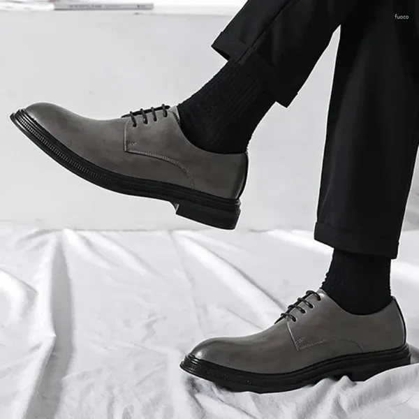 Sapatos casuais 2024 Moda para homens Amarre a primavera de couro e o outono Aumento sólido