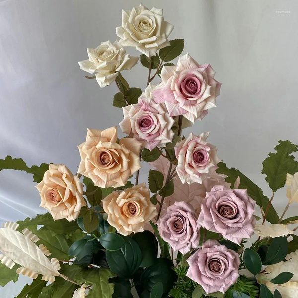 Fiori decorativi 5 pezzi 5 pezzi Schermo di seta rivestito a 3 teste rosa fiore artificiale arredamento da sposta di matrimonio artificiale decorazione da sposa bouquet per la festa
