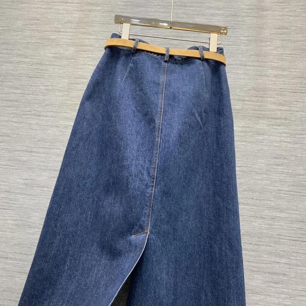 Saias 203291155-Mar.A saia de uma linha de jeans feminina é simples e elegante, mostrando pernas longas