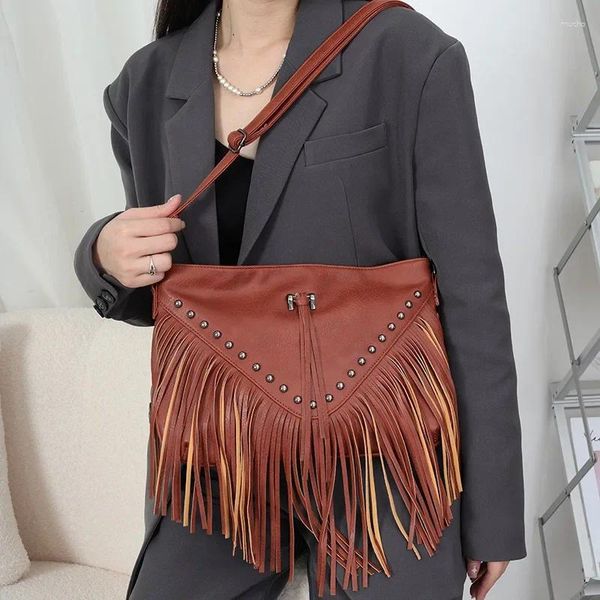 Totes Design da marca Rivet Mulheres Messenger Bag Tassel Fringe Bolsa de ombro feminina Travel Travel Feminina Crossbody Ladies