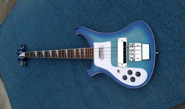 В норке синего цвета электрическая басовая гитара магазин сделан красивым и замечательным 9401325