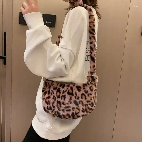 Borsa 2024 Pacchetto peluche invernale Sexy Leopard Women Messenger Wild Cute Fashion Pull Pulnica Stampa Lady