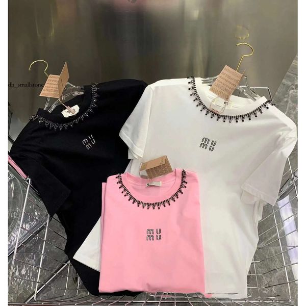 Miumiuss Yaz Tshirt Kadınlar için Tişört Kadın Giyim Mektubu Nakış Boncukları O boyunduruk Kısa Sleeve T-Shirt Femme Gevşek Kırmık Mahsul Üst% 100 Pamuk Tee 764