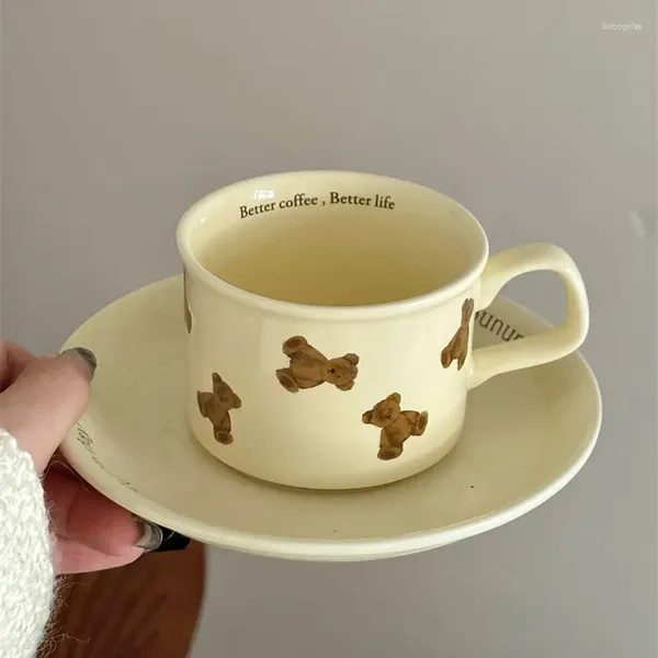 Tazze di piattini gravi cartone animato Cream orso tazza di caffè in ceramica e piattino adorabile tè latte set di case da tavolo da tavolo regalo per amante