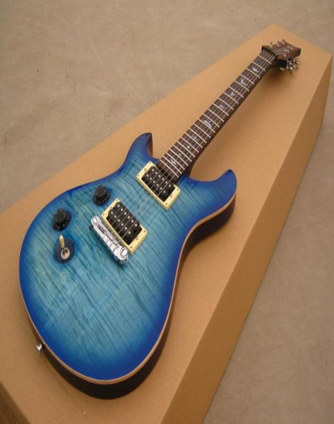 Eine neue Marken -E -Gitarre siehe blaues linkes Musikinstrument6515627