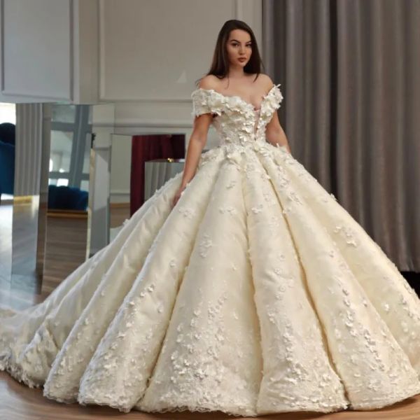 Kleider Saudi Dubai Prinzessin Hochzeitskleider von Schulterperlen 3d Blumenapplikationen Tule Ballkleid Brautkleider Charming Arabia Bridal WE