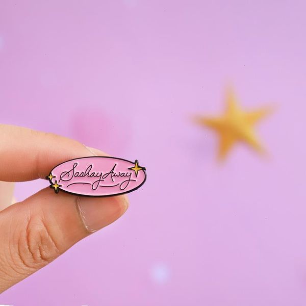 Rosa Rosa simples Pin Pin Rupauls Drag Race Roupa de broche Roupas de lapela Sasha Away Badge Cartoon Jóias Presente para fãs