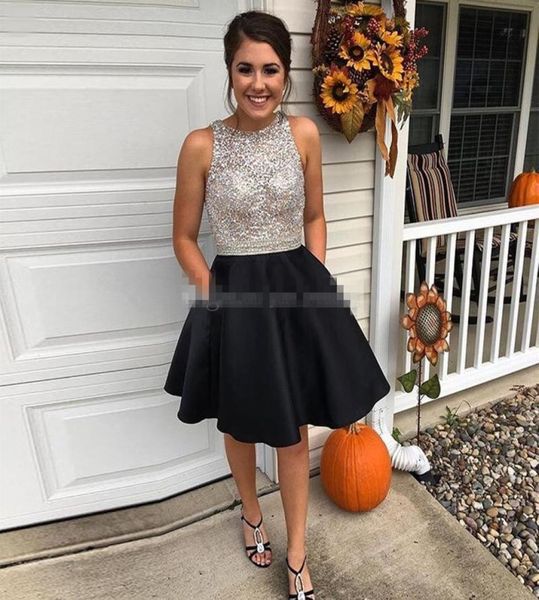 Sparkly Black Satin Short Homecoming -Kleider Juwelenhülsen ärmellose Cocktailkleid Kristall Perlen Schlüsselloch zurück Plus Größe Prom Party Gown8604395