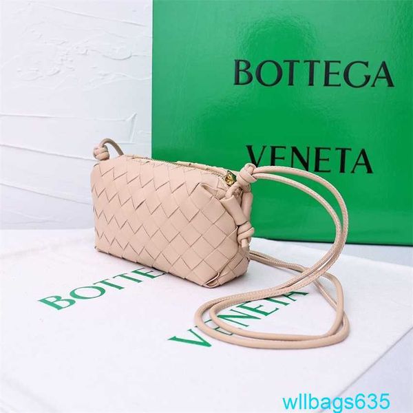 Luxury Leather Bag Bottegveneta Bag Crossbody Mini Classic Classic Pequeno Elementos de tecido combinados com a forma de bolsa de câmera Sweet and High -End Diagonal tem logotipo hbhjnm