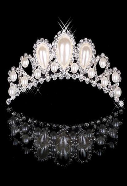 Billig 18017 Schöne elegante Mitation Perle Strsestone Inlay Crown Tiara Hochzeit Braut Haarkammkronen für Prom Party Abend1328417