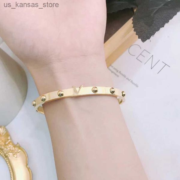 Designers de pulseiras de charme letra letra de ouro de ouro novo padrão pulseiras de luxo jóias femininas 18K Fundação versátil banhada para mulheres para mulheres presentes Y240416924H