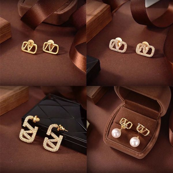 2024 Neue Ohrstolder -Buchstaben gegen Ohrring Designer Ohren Luxus Frauen Fashion Hoop Schmuck Pearl Valentino Ohrring Muttertag Geschenk