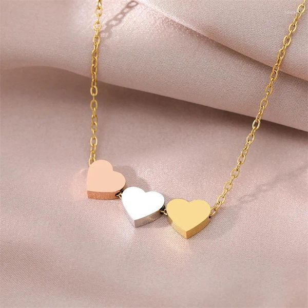 Anhänger Halskette Rakol Teeny Tiny Triple Heart Halskette für Frauen Gold Farbe 3 Herzen Edelstahl Kette Freund Juwely Geschenk