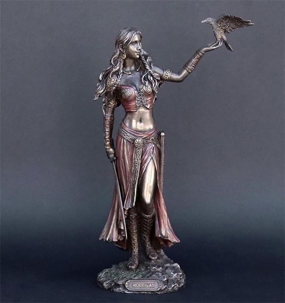 Oggetti decorativi Figurine statue in resina Morrigan La dea celtica della battaglia con la statua di finitura in bronzo di bronzo di corvo 15 cm per hom8646495