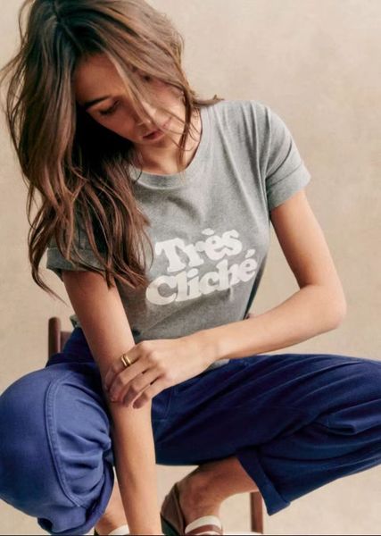 2024 Sommer Neues SEZ-Design Retro Casual Fashion French Letter Printing T-Shirt Grey Round Neck Sport Top Damen Vielseitige Kurzärmel-T-Shirt