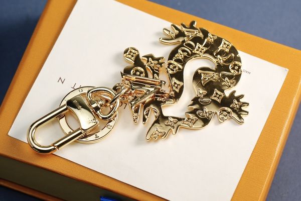 Keychain Designer Letter V Key Chain Luxury Ladies Car Dragon Gold Donne Donne Classico Accessori di moda Classico Cute con Box