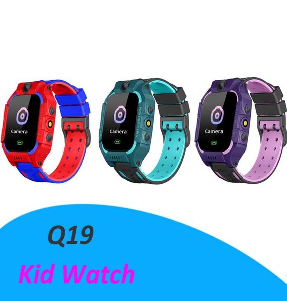 Q19 Smart Watch Living Living Wate Propert Kids Smart Watch LBS Tracker SmartWatches SIM SLOT SLOT com câmera SOS para Android iPhone Smartp9246631