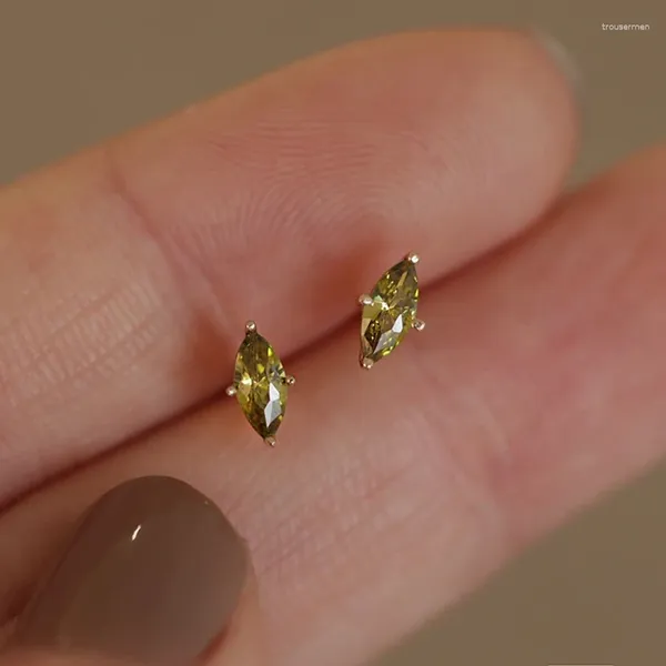 Hölzerohrringe in frisch olivgrünem Zirkon durchdringten Ohrring Einfache Geometrie kleines Ohr für Frauen Party Schmuckgeschenke