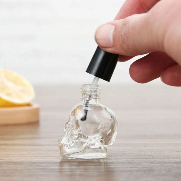 Garrafas 10pcs/lote 10ml Skull Garranha de esmalte vazia com preto preto de mato preto Recipiente de vidro Garrafas de óleo de vidro