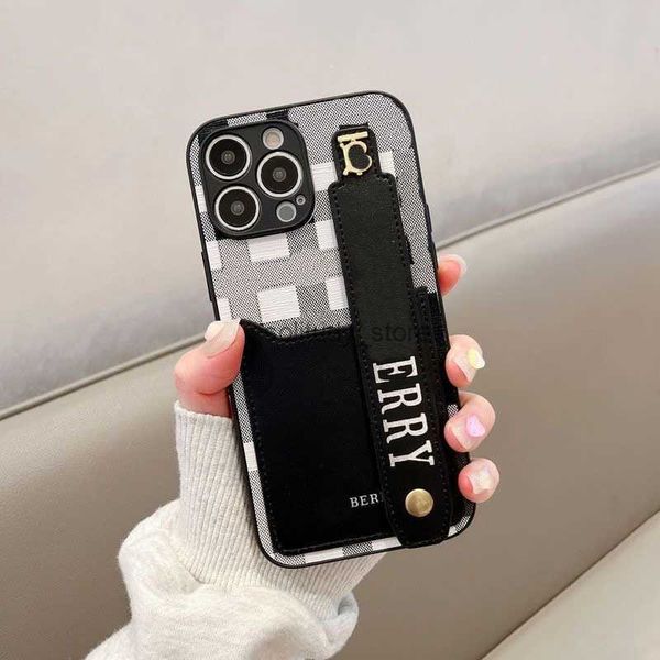 Случаи сотового телефона роскошные кожаные запястья классическая решетчатая дизайнерская печать iPhone 13 Pro Max 14plus Case Mobile Holder Q240408