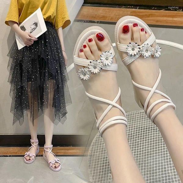 Sandali 2024 Versione estiva coreana di fiori piatti con raffinate cerniere casual con cerniera morbida scarpe romane a punta di punta