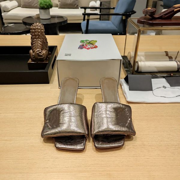 A série mais recente e super explosiva do designer de luxo encheu sandálias de salto curto para mulheres