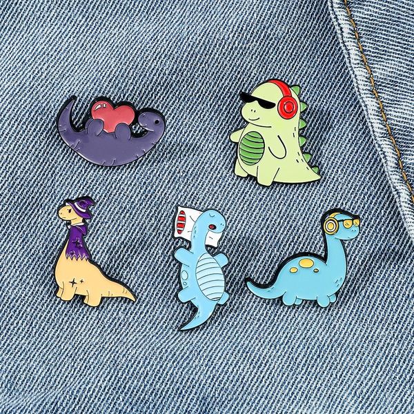 Piccolo badge in metallo di dinosauro che indossa occhiali da sole auricolari Stiling Dinosauro Baglia lacca simpatica film anime Giochi Pins Hard smalto raccolta