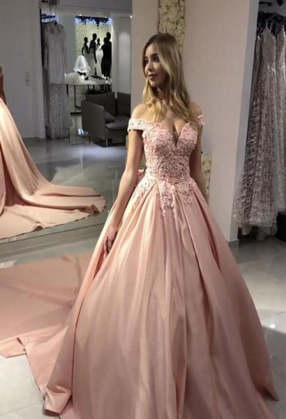 Скромные розовые цветы vestidos de Quinceanera платья глубоко v Neck от плеча Satro с платьем для шариков поезда дешевый выпускной Sweet 16 DR6046091
