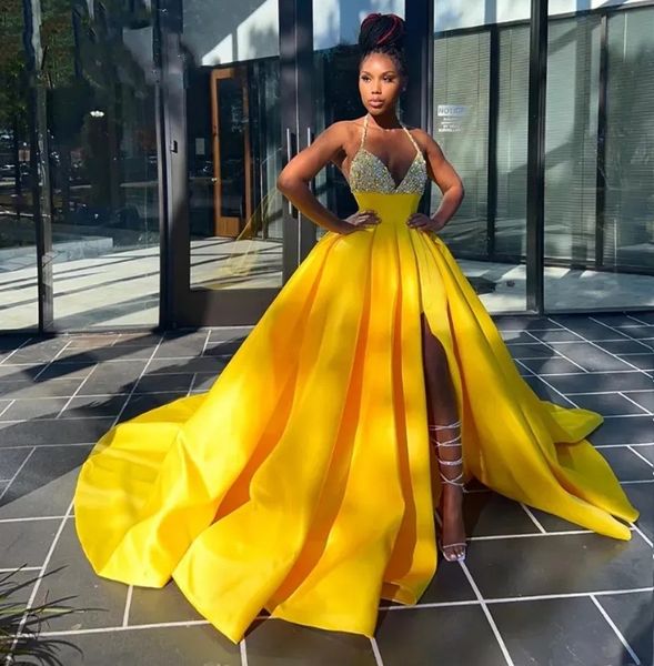 2024 LUZURO AFRICAN AFRICAN DRESS VESTIMENTO AMARELO HALTOR LONGO LENTAS LENTAS CRISTAL High Satin Cetim Longa noite Vestido formal Robe de Soiree