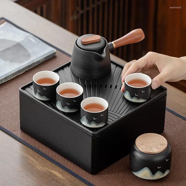 Teaware define uma panela de quatro xícaras de bules pretos e chá com frascos que transportam sacos de presentes domésticos ao ar livre.