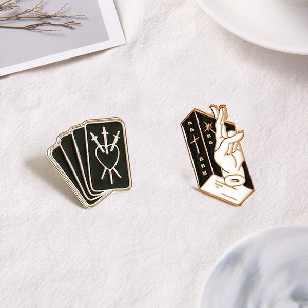 Punk Broche Book Gesto Playing Card Broche Broooch Filmes de Anime Games Hard Pins de esmalte coletam metal desenho animado Broche de bochechas Bolsa de hat saco Citens de lapela