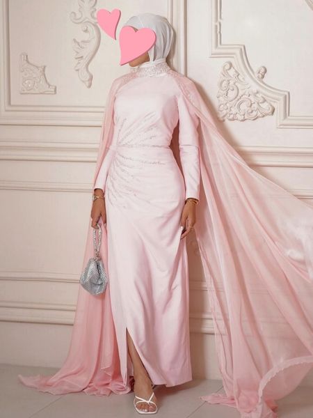 Muslimische Kleider rosa Hülle mit Cape Perlen -Pailletten Saudi -Arabien Abendpartykleid Seite Split 2 Stück Vestidos de Novia 415