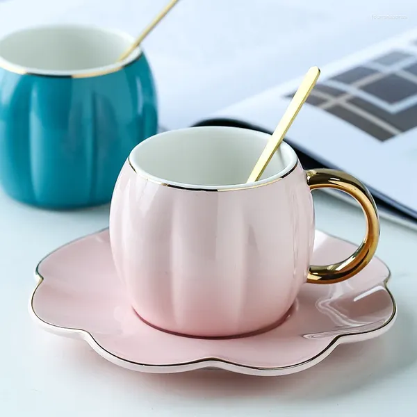 Tazze tazze con coppia di cucchiai di coperchio che beve tazza di zucca in ceramica home office net rossa vassoio caffè