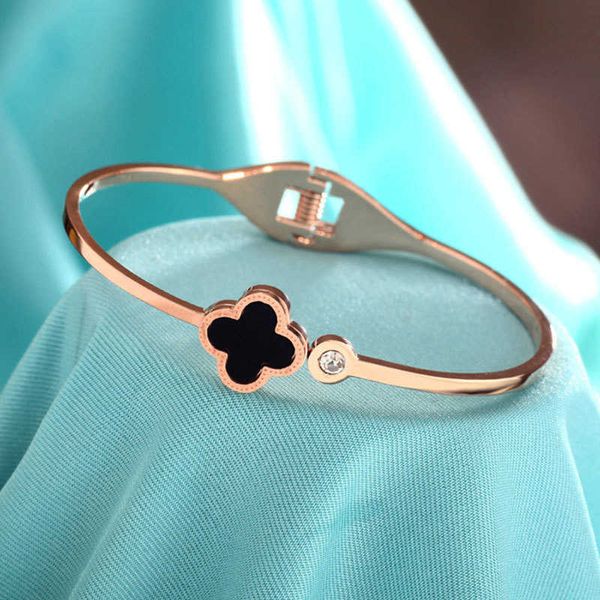 Bracelete Vac Japonês e coreano Four Grass Titânio Pulseira de aço feminino líquido incolor Red Rose Gold Gold Moda Simples Jóias de pulseira na moda