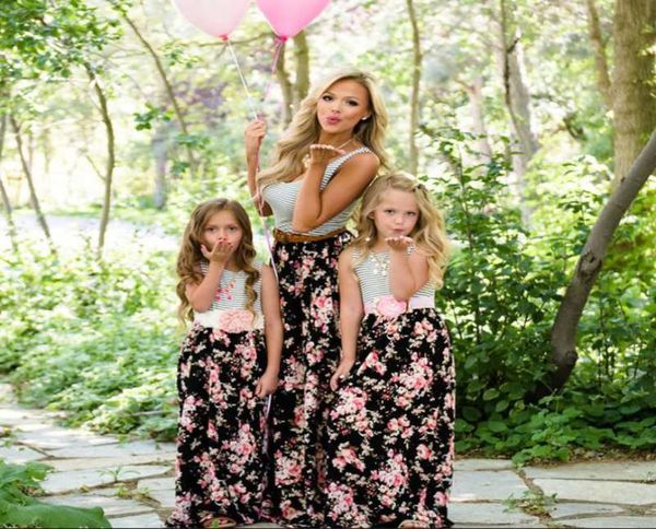 2017 Família combinando roupas mãe e filha vestidos listrados meninas meninas rosa vestido de flores de rosa filhos pais pais roupas de verão7162958
