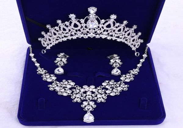 2019 Silver Crystal Flowers Gioielli da sposa set di dollari di strass Necklace Orecchini corone Accessori per abiti da sposa1735358