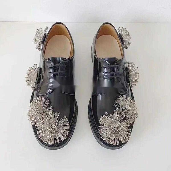 Scarpe eleganti per spilli di metallo decorazioni floreali donne in pelle nera pompe in stile britannico lace-up con scarpa