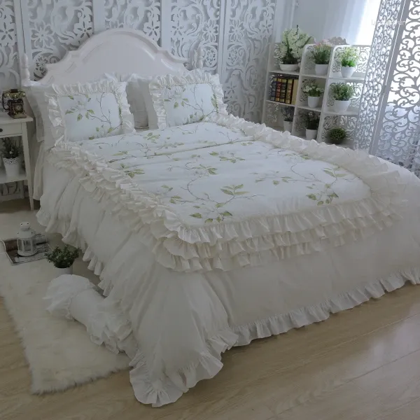 Bettwäsche -Sets Top Luxus -Set Baumwoll -Twill Hochzeit Textilqualität Schichten Bettdecke Rüle Spitze Branchen Weiße Bettspritzer Falten