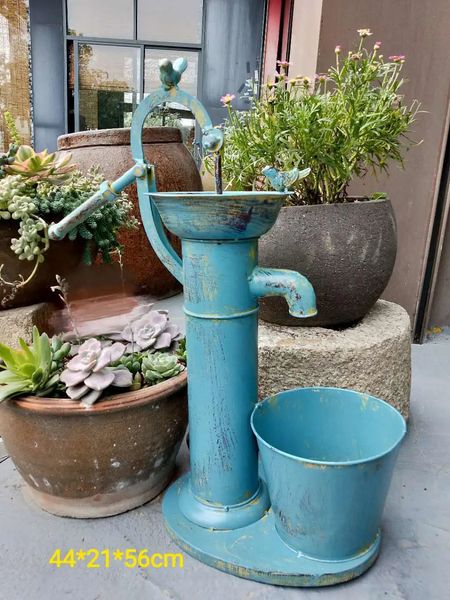 Antike blaue Wasser Handpumpe Blumentopf Metall Fass Pflanzer Vogelfutterbad Wasserhahn Dach Garten Balkon Innenhof Dekoration 240325