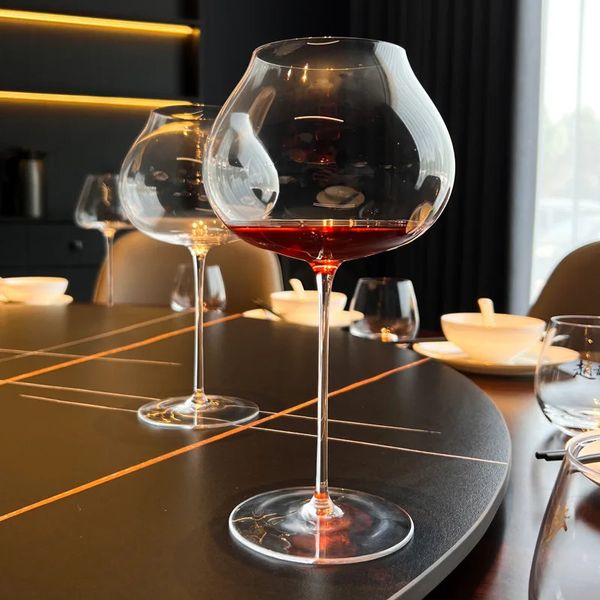 Vino rosso bordeaux minimalista vetro in vetro a mano in cristallo a mano grande tazza di alto contenuto di gambe 240408
