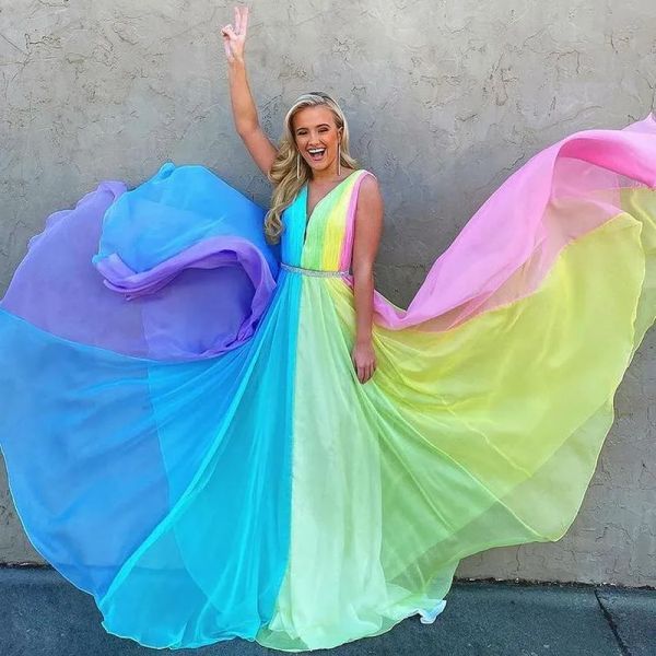 Abiti Ombre Colorful Prom Dress Sheer Deep Neck a una linea Abiti da sera pieghettati Rainbow Sweep Train Chiffon Plus size Occasione speciale Fo