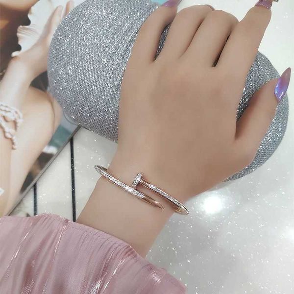 Karte C Net Rot Rosegold Titanium Stahl Licht Luxus Nagelarmband Damenfarbene Minderheit Design Ins cooler Wind und Flut