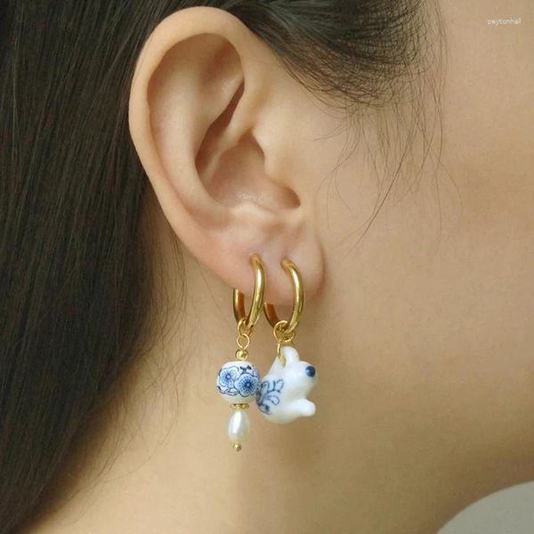Orecchini penzolanti perle di fiori in ceramica bianca e blu collegano la goccia di perle per donne classiche cerchio oro a orecchietto di gioielli femminile