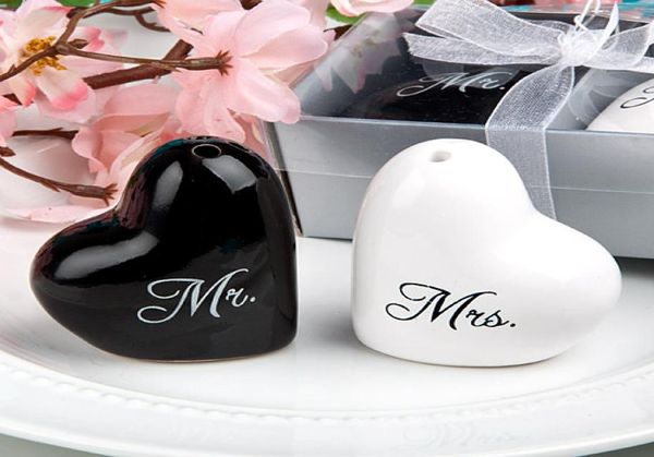 Favo di matrimonio Mr Mrs Black and White Pepper Shakers0346236